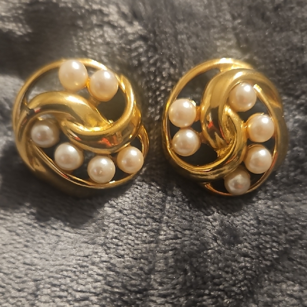 VINTAGE Gold Pearl Cluster Button Earrings - Classic Women's Jewelry